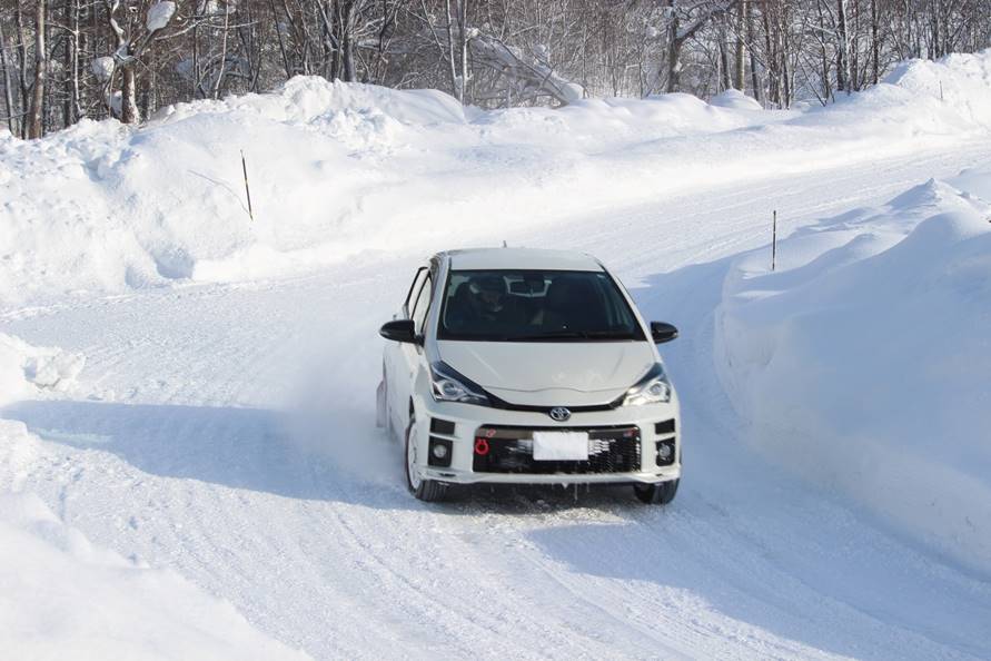 雪の中を走っている車

自動的に生成された説明