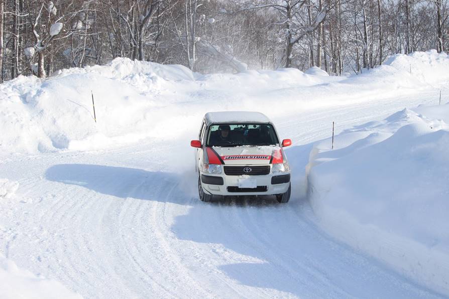 雪の中を走っている車

中程度の精度で自動的に生成された説明
