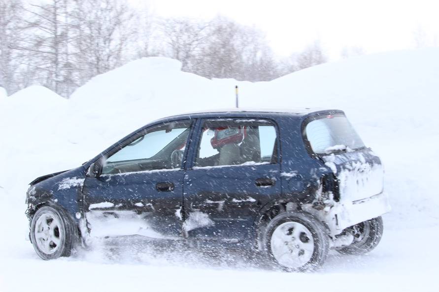 雪が積もった車

自動的に生成された説明