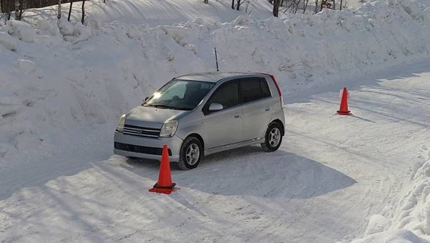 雪の上を走っている車

中程度の精度で自動的に生成された説明