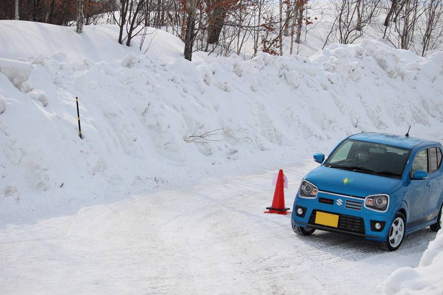 雪に埋もれた車

中程度の精度で自動的に生成された説明