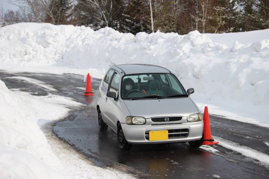 雪の上を走っている車

自動的に生成された説明