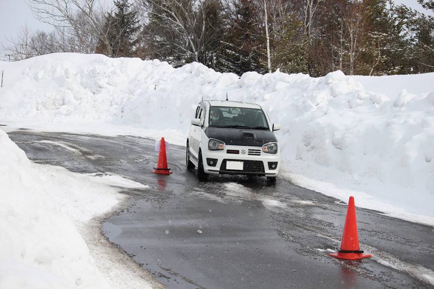 雪の中の道路を走る車

中程度の精度で自動的に生成された説明