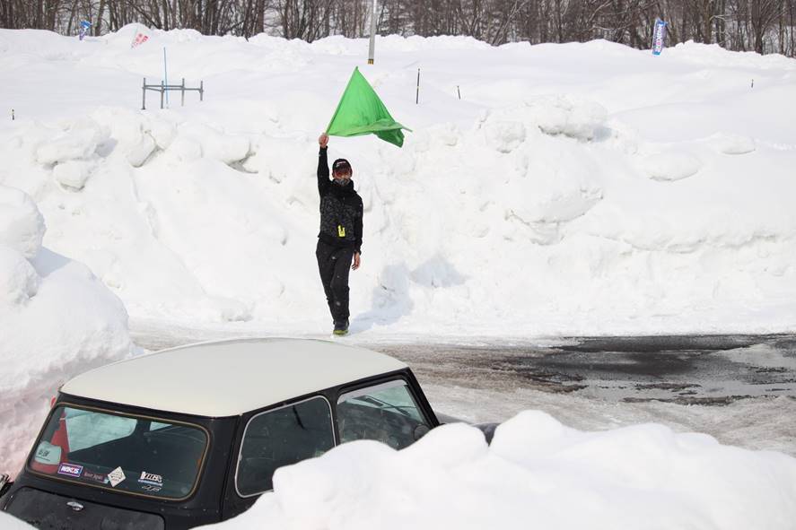 雪に埋もれた車

中程度の精度で自動的に生成された説明