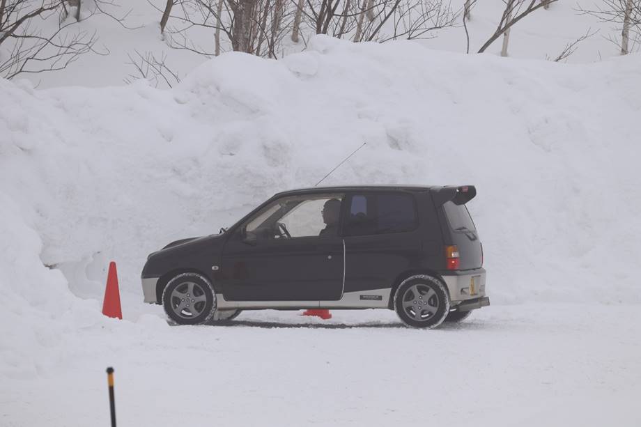 雪が積もっている車

自動的に生成された説明