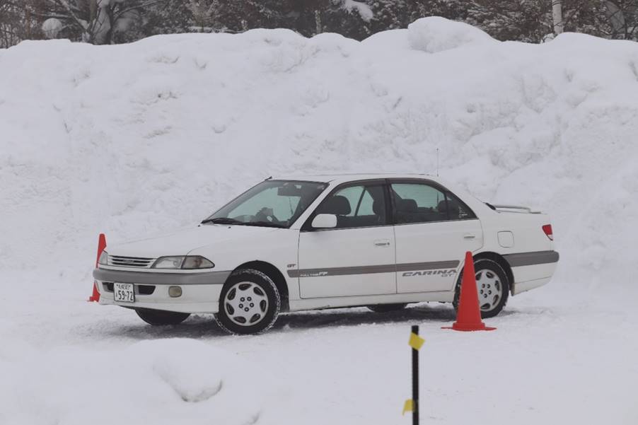 雪が積もっている車

自動的に生成された説明