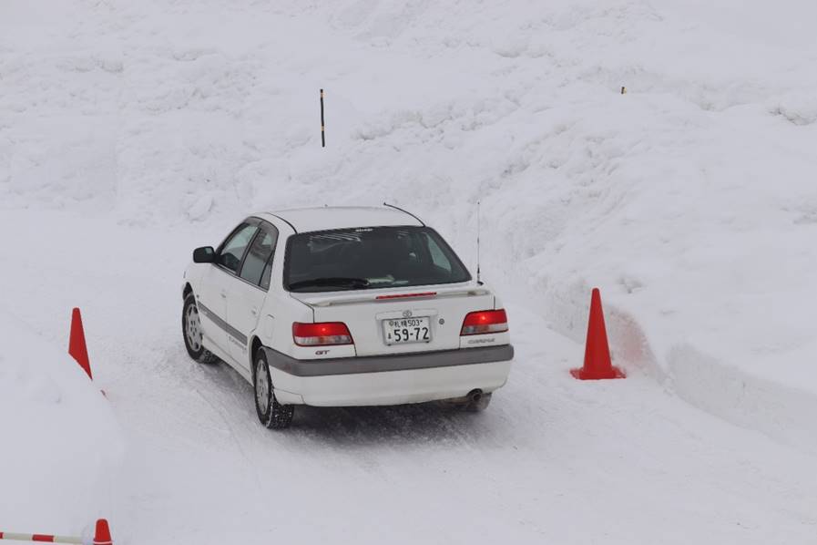 雪の上を走っている車

中程度の精度で自動的に生成された説明